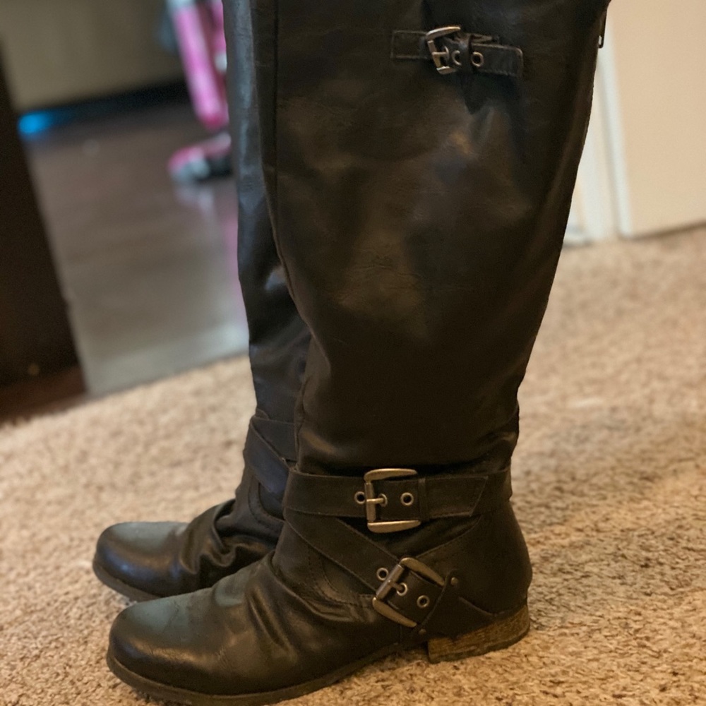 Black motorcycle boots